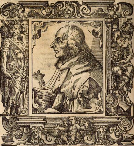 Mann mit Stirnglatze und kinnlangem Haar im Profil nach links mit pelzbesetztem Mantel und einem Buch in Händen