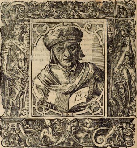 Mann mit Kopfbedeckung frontal mit geöffnetem Buch in Händen